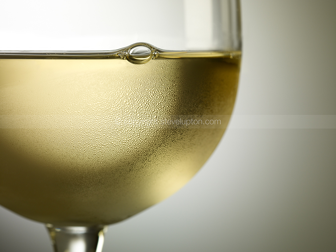 Chilled white wine 010578opt